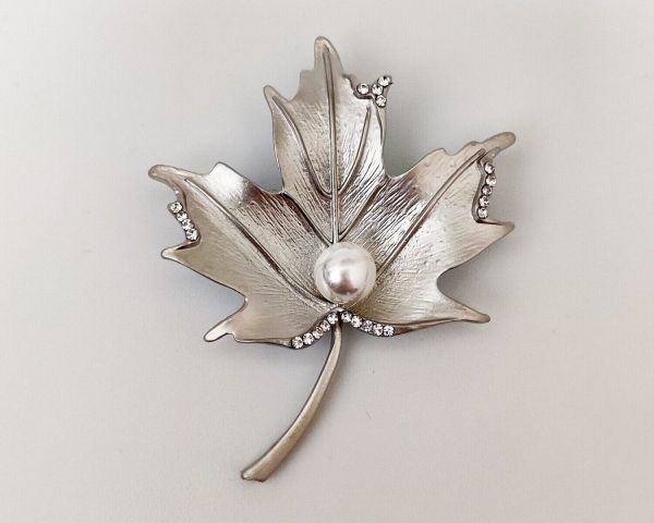 Brooch Maple leaf